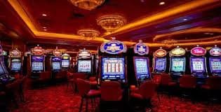 Meja Caribbean Stud Poker cempakabet dengan dealer profesional dan antarmuka permainan yang jelas